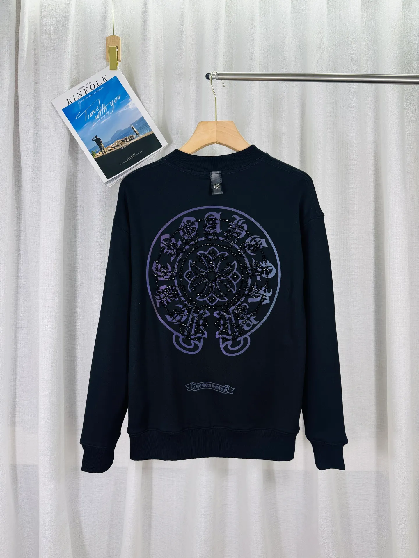 P250 top version, real shot without P, ​​different from market currency) 𝗖𝗵𝗿𝗼𝗺𝗲 𝗛𝗲𝗮𝗿𝘁𝘀/Cro Heart 2025 Reflective Embroidered Beads Compass Embroidered Autumn and Winter New Original Counter American Laser Burnt 3D Pearl Embroidered Couple Casual Sweater 👑The highest version! Customized fabric 420g tripe terry fabric! American acid-washed and distressed original fabric laser burnt ✟appliqué embroidery and exquisite embroidery of letters! The best-selling model in the counter, very comfortable to wear. Accessories: original molded and authenticated collar label➕100% silk wash label. Genuine purchase-grade original hangtag➕matching hanging rope➕3D hanging beads➕original packaging bag. Craftsmanship: The original version has consistent wiring! The highest version of the armhole matching technique! Color: Black White Size: S M L XL Style No.: 9315